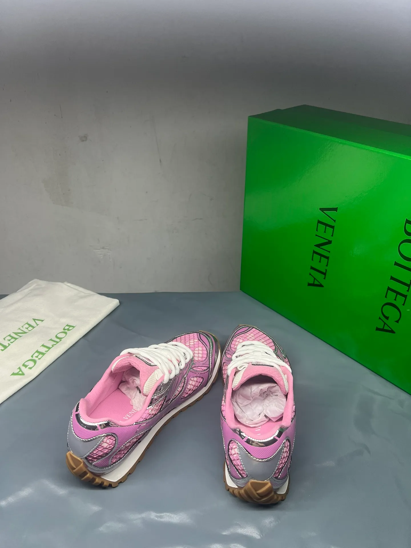 👟👟Ex-factory price 600👟👟 Men's size +10 Real photos 🔥🔥BV Orbit sneakers Wang Yibo's same style couple's dad shoes Runner sneakers, made of lightweight technical mesh fabric. Matched with geometric pattern designed rubber outsole, Wang Zha series high version. Look for the package technology. It is actually a lot taller, but the legs are still slim. Very nice, playable and durable. Matched to the standard💯 Package shoe technology. Look for the high version. The outsole is made of color-blocked TPU outsole. Women's model 35 36 37 38 39 40 41 42 (40 41 42 43 44 45 customized) (Customer logo can be accepted without refund or exchange at a favorable price) Equipped with original packaging